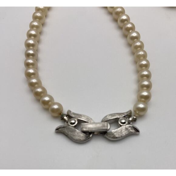 Vintage Crown Trifari Graduated Faux Pearl Tulip Clasp Classic Necklace - Picture 9 of 10